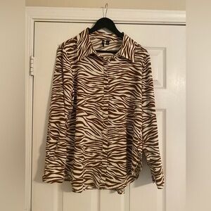Versona.Brown/White Animal Print Hidden Button-Up Shirt. Collared. XL. Women’s